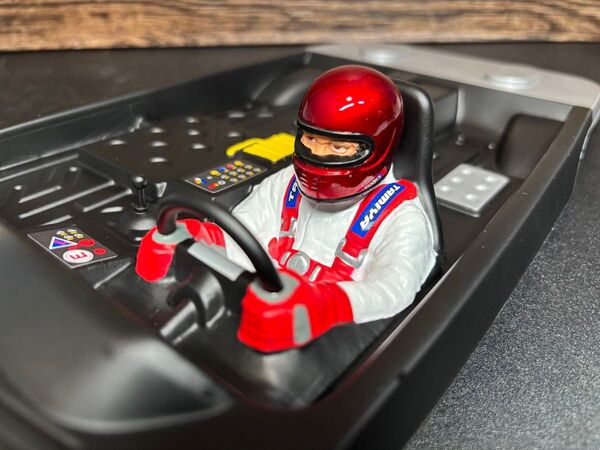 タミヤ ツーリングカーコクピットセット(左単座)キャンディレッド、ブルーヘルメット2個 塗装済 OP-1298 54298