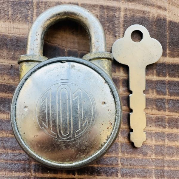 M834*Vintage*1950's*101*南京錠*鍵*パドロック*アメリカン*ガレージ*インダストリアル*DIY*レトロ*antique*Old*インテリア*キャビネット