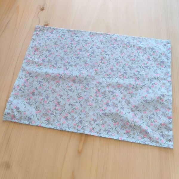 ランチョンマット 縦30cm×横40cm ハンドメイド いちご柄 薄水色