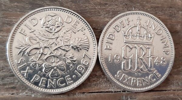 イギリスの1967年と1948年のシックスペンスコイン、エリザベス2世とジョージ6世の肖像が刻まれています。