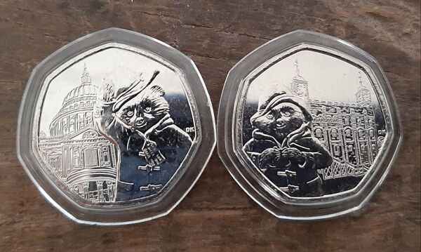 ロンドンの名所を描いた2019年発行の英国50ペンスコイン2枚セット。 ロンドンの名所を描いた PADDINGTON BEAR