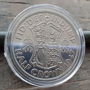 1947年製のハーフクラウンコイン、ジョージ6世の肖像と王室紋章が特徴。コインの種類: ハーフクラウン- 王室紋章