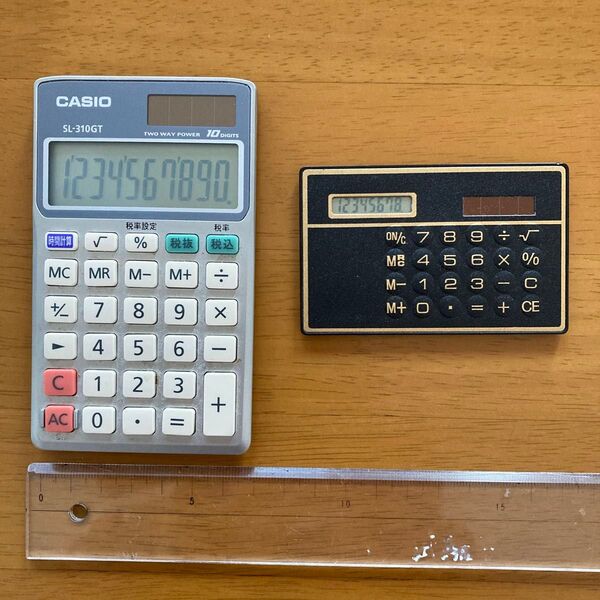 カシオのソーラー電卓10桁SL-310GTとオマケのカード電卓です。どちらも中古品です。汚れ・キズあります。夜室内灯には弱いです。