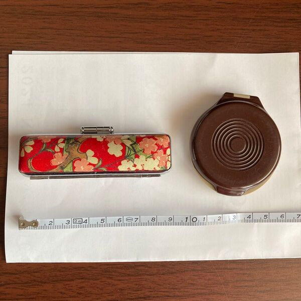 印鑑ケースとシャチハタは朱肉のセットです。共に中古品です。ハンコは長さ6cm、直径12mmくらいまでが入りそうです。使用感あります
