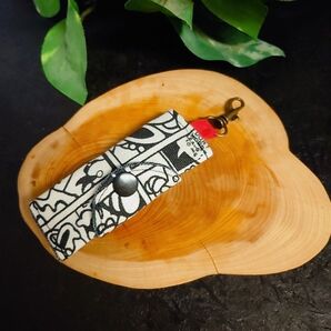 しつこい嫌がらせは通報します。小銭が入れられるキーホルダー キーケースお薬入れにも 小物入れハンドメイド 赤ちゃん柄ボタン黒