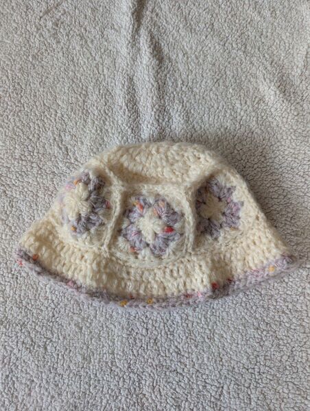 【手編み・ハンドメイド】クリーム色 グラニースクエア帽子