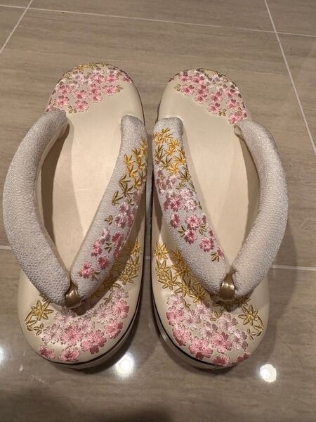桜と紅葉刺繍の下駄23cm 女性用