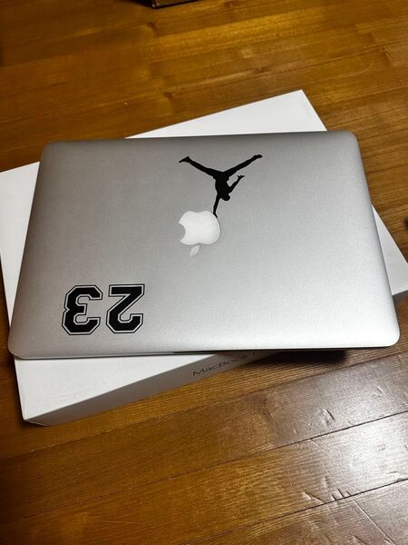 MacBook Proになります。2014年の形になると思います。大学、学校の授業にも使えると思います。