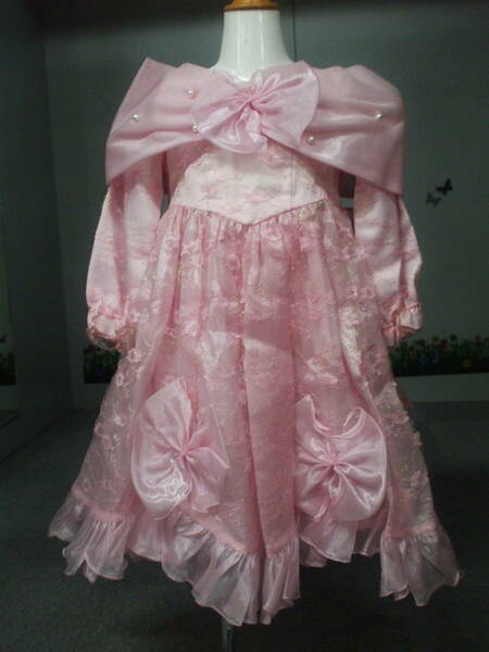 3歳用　ピンクドレス、レース花縁取り模様　レインボウ糸、胸リボン、ウェスト部後ろリボンで結ぶ、長袖。とっても可愛い新古品　日本製