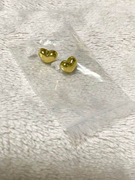 新品 ハート 樹脂ピアス ゴールド 金属アレルギー対応