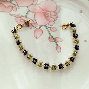 ベージュとブラックの華奢小花ブレスレット☆*ハンドメイド* ☆