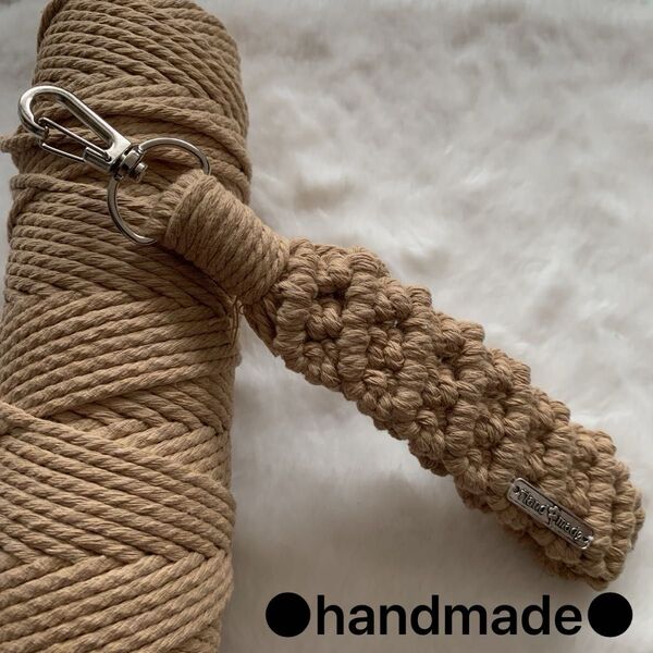 ○handmade○ マクラメ編み スマホハンドストラップ (ミルクティー) ストラップシート・開閉式丸カン付き