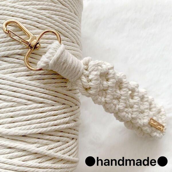○handmade○ マクラメ編み スマホハンドストラップ (アイボリー) ストラップシート・開閉丸カン付き