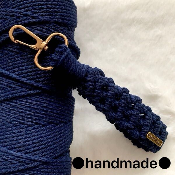 ○handmade○ マクラメ編み スマホハンドストラップ (ネイビー) ストラップシート・開閉式丸カン付き