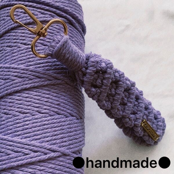 ○handmade○ マクラメ編み スマホハンドストラップ (ラベンダー) ストラップシート・開閉式丸カン付き