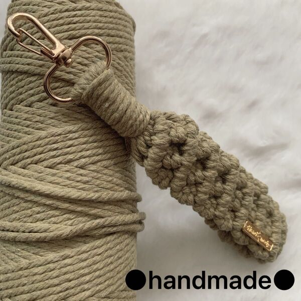 ○handmade○ マクラメ編み スマホハンドストラップ (カーキ) ストラップシート・開閉式丸カン付き