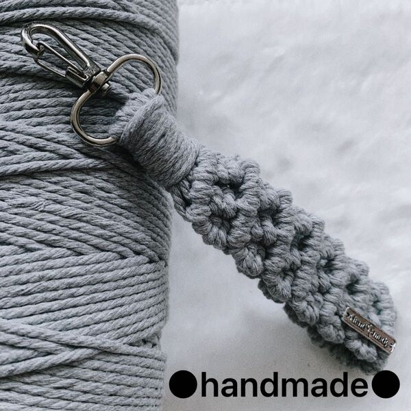 ○handmade○ マクラメ編み スマホハンドストラップ (ライトグレー) ストラップシート・開閉式丸カン付き