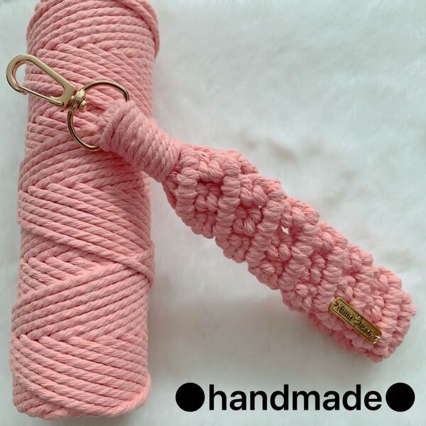 ○handmade○ マクラメ編み スマホハンドストラップ (サーモンピンク) ストラップシート・開閉式丸カン付き