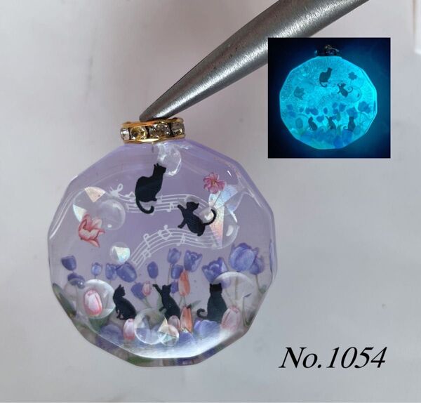 レジン/春のメロディと子猫達 チューリップ 蓄光 オルゴナイトネックレス