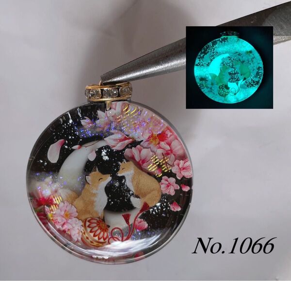 レジン/桜と三日月と親子キツネ 蓄光 オルゴナイトネックレス