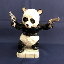 バンクシー (アフター) “ PANDA WITH GUNS ” セラミック・スカルプチャー by KEVIN FRANCIS S-092 (not カウズ, not メディコムトイ)_画像1