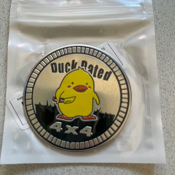 JeepDUCK RATED 4x4 片手にナイフのダックメタルエンブレム ステッカー
