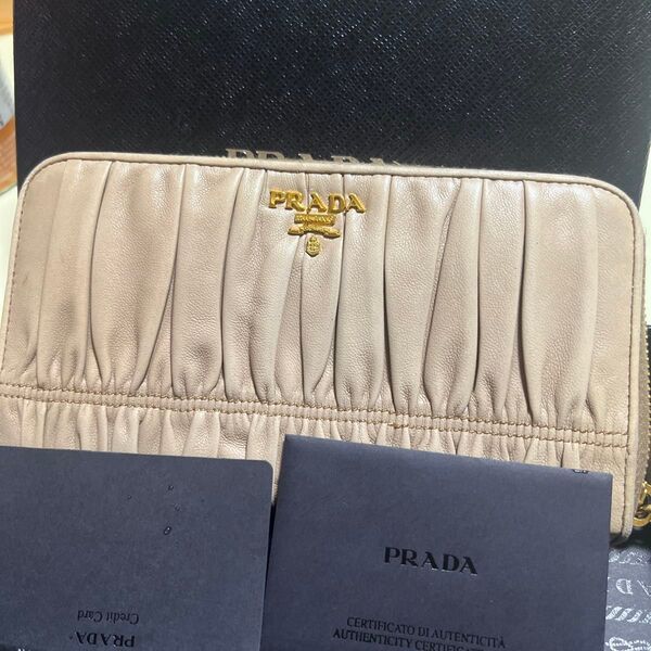 プラダ。新品未使用品。箱あり。ベージュの皮です。 レザー プラダ 長財布 PRADA