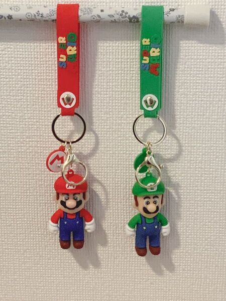 スーパーマリオブラザーズ 【キーホルダー2個セット】新品です。