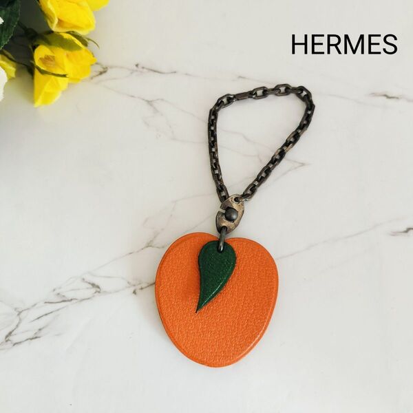 美品☆HERMES エルメス バッグチャーム フルーツ アプリコット レザー