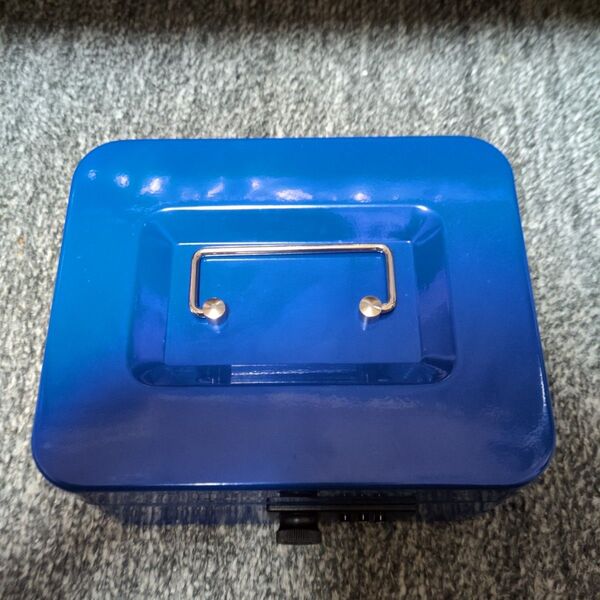 青いダイヤル式ロック収納BOX