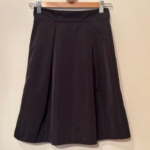 バーニーズニューヨーク フレアスカート ブラック ひざ丈 光沢素材 キレイめ 無地