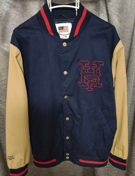 【HUF】ハフ 人気完売品 ロゴスタジャンMサイズ 春夏に最適!!
