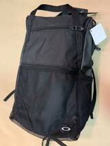 《新品》 OAKLEY (オークリー) ESSENTIAL DAY PACK S 4.0 2020本物 BLACKOUT　バックパック_画像1