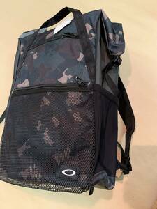 《新品》 OAKLEY (オークリー) ESSENTIAL DAY PACK S 4.0 2020本物 GreenPrint　バックパック