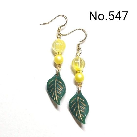 No.547 ハンドメイドピアス イヤリング 樹脂ピアス イエロービーズ 葉っぱパーツ グリーン アクセサリー