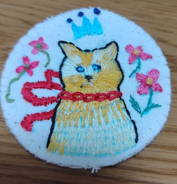 赤いリボンの可愛い猫の刺繍ワッペンミニ(額無し)