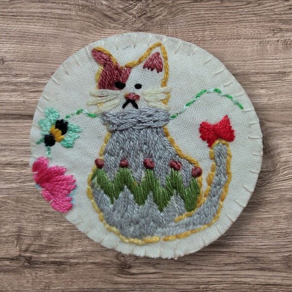 可愛い猫とミツバチの刺繍ワッペン