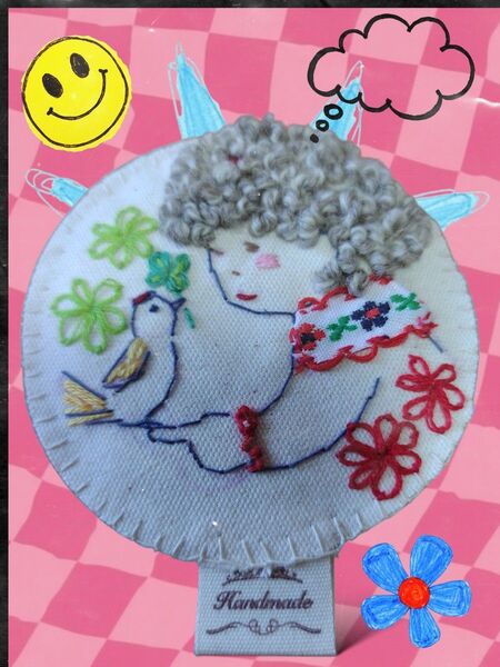 小鳥とカーリーヘアーの女の子 刺繍ワッペン 刺繍ブローチ