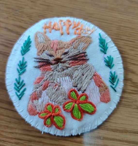可愛い猫の刺繍ワッペン(額付き)