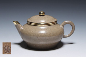 中国　朱泥急須 抛光銅水平式小品壺（Polished small shuiping teapot wrapped copper)　壺款　荊溪惠孟臣制　170cc