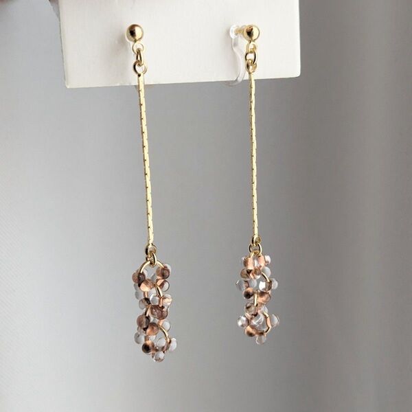 【No.318】 ハンドメイド イヤリング ピアス ガラス つぶつぶ 白 シンプル ロング ゴールド
