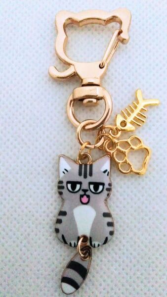 ゴールドの魚の骨と肉球とゆらゆらしっぽのサバトラの猫キーホルダー