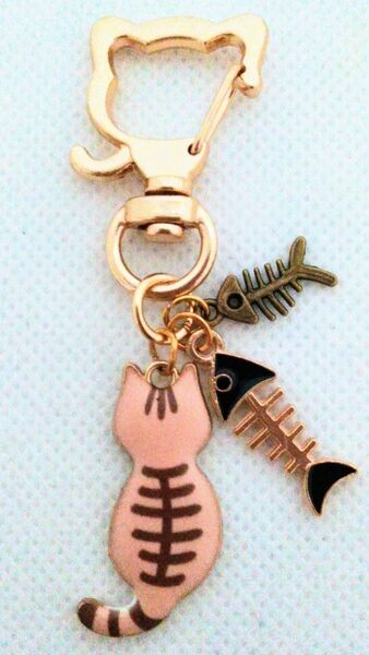 黒色とアンティークゴールドの魚の骨とぷっくりした茶トラの猫キーホルダー