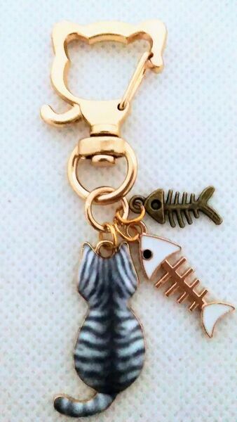 白色とアンティークゴールドの魚の骨とぷっくりしたサバトラの猫キーホルダー