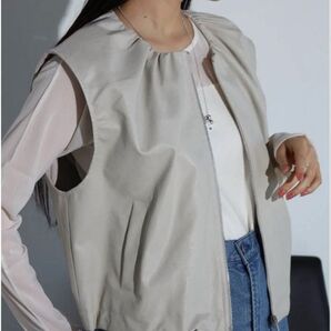 新品¥24,000 フェイクレザージップベスト グレージュ