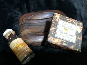 バリ島　Frangipani ナチュラルソープ＆マッサージオイル 木製ソープディッシュ付き