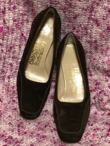 Salvatore Ferragamo Ferragamo Насосы замши 41/2 D около 22 см