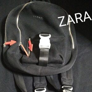 《ZARA》 メッシュリュック ブラック 持ち手《矢印チャーム付き》 デイパック 大きめ