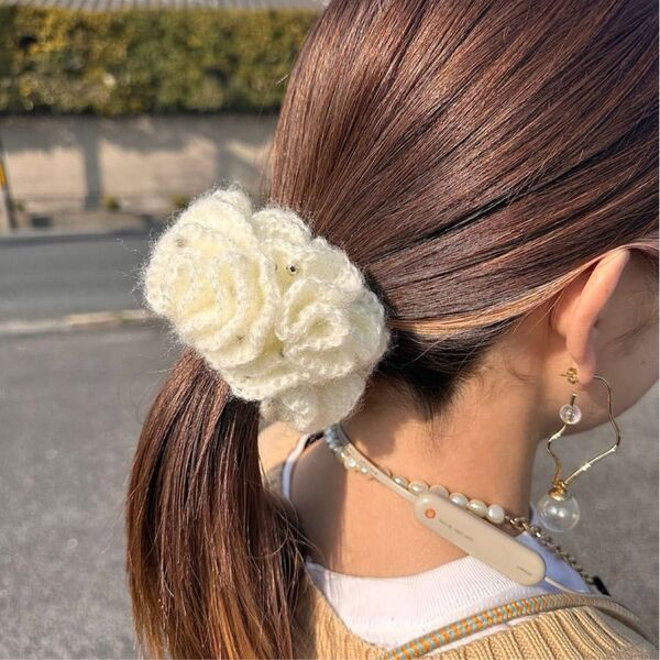 ビーズたっぷりなボリュームシュシュ ヘアアクセサリー シュシュ 髪飾り