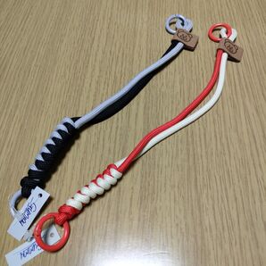 パラコード 韓国 ハンドメイド ストラップ 編み込み 赤と白 黒とグレー 2個